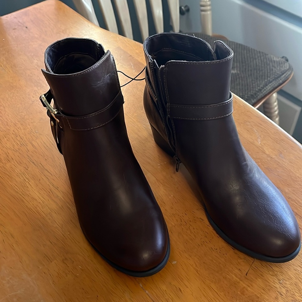 Size 8.5 Unisa boots brown. Never worn !!!